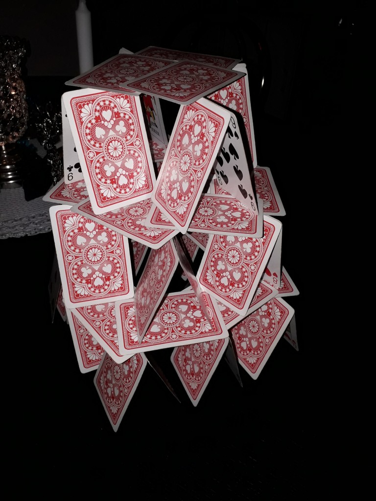 Pelikorteista rakennettu korttitalo